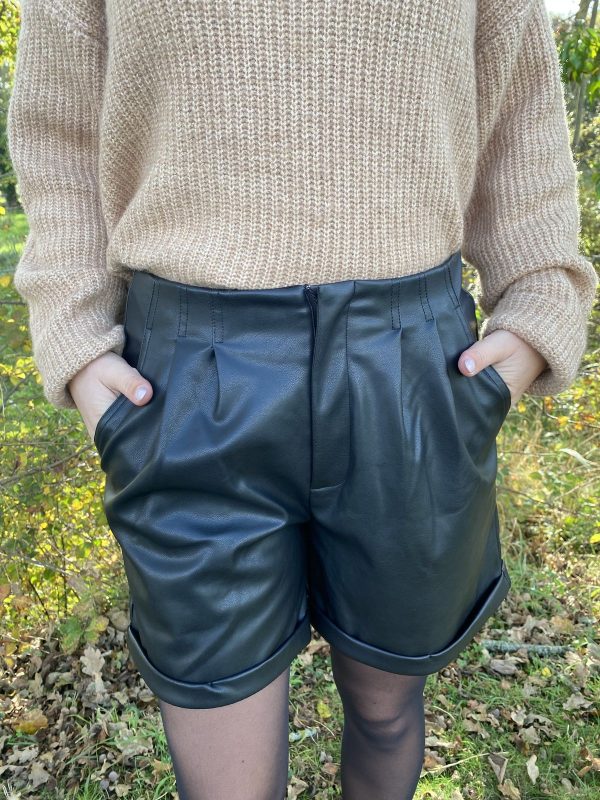 Short Camille