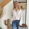 blouse blanche col v