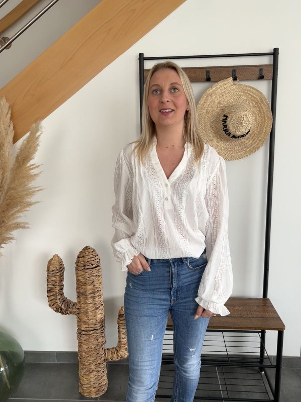 blouse blanche col v