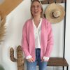 blouse blanche et gilet rose