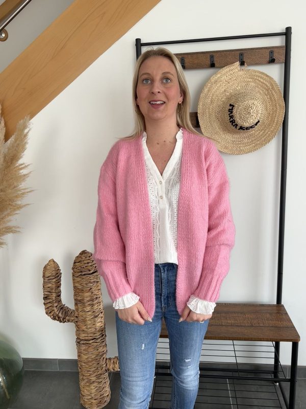 blouse blanche et gilet rose
