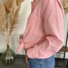 chemise à rayures de profil