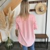 chemise à rayures rose de dos