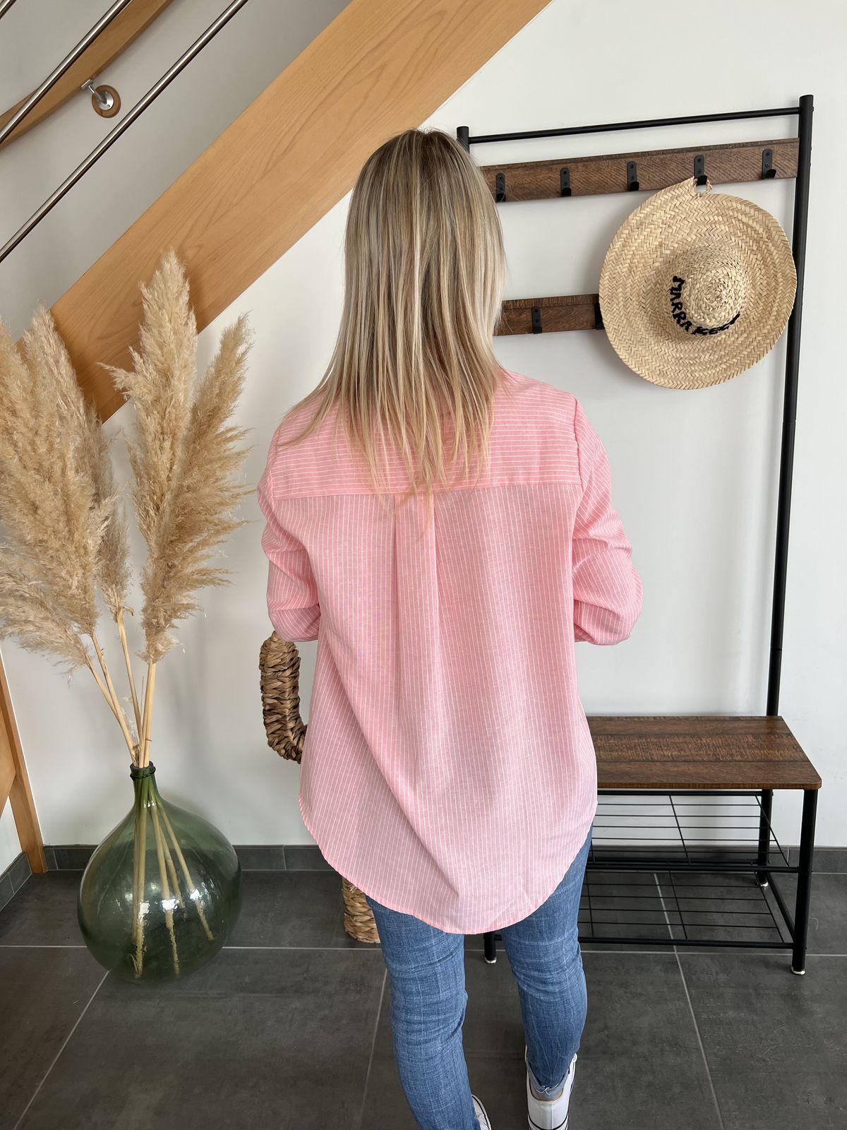 chemise à rayures rose de dos