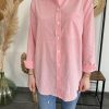 chemise à rayures rose de près