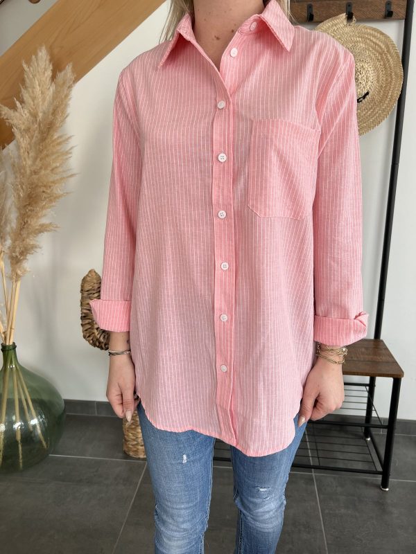 chemise à rayures rose de près