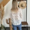 chemise blanche à dentelle de dos