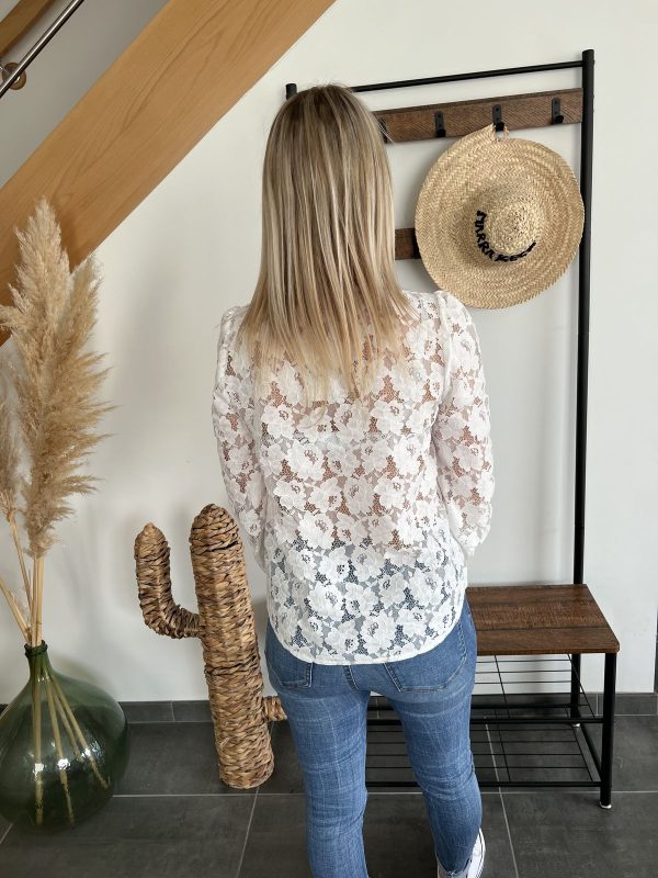 chemise blanche à dentelle de dos