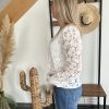 chemise blanche à dentelle de profil