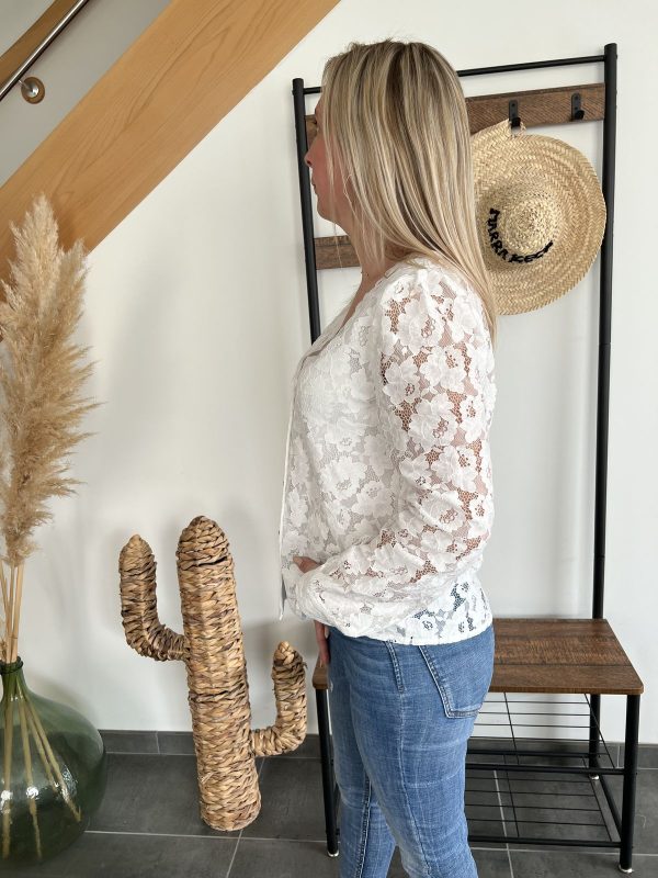 chemise blanche à dentelle de profil