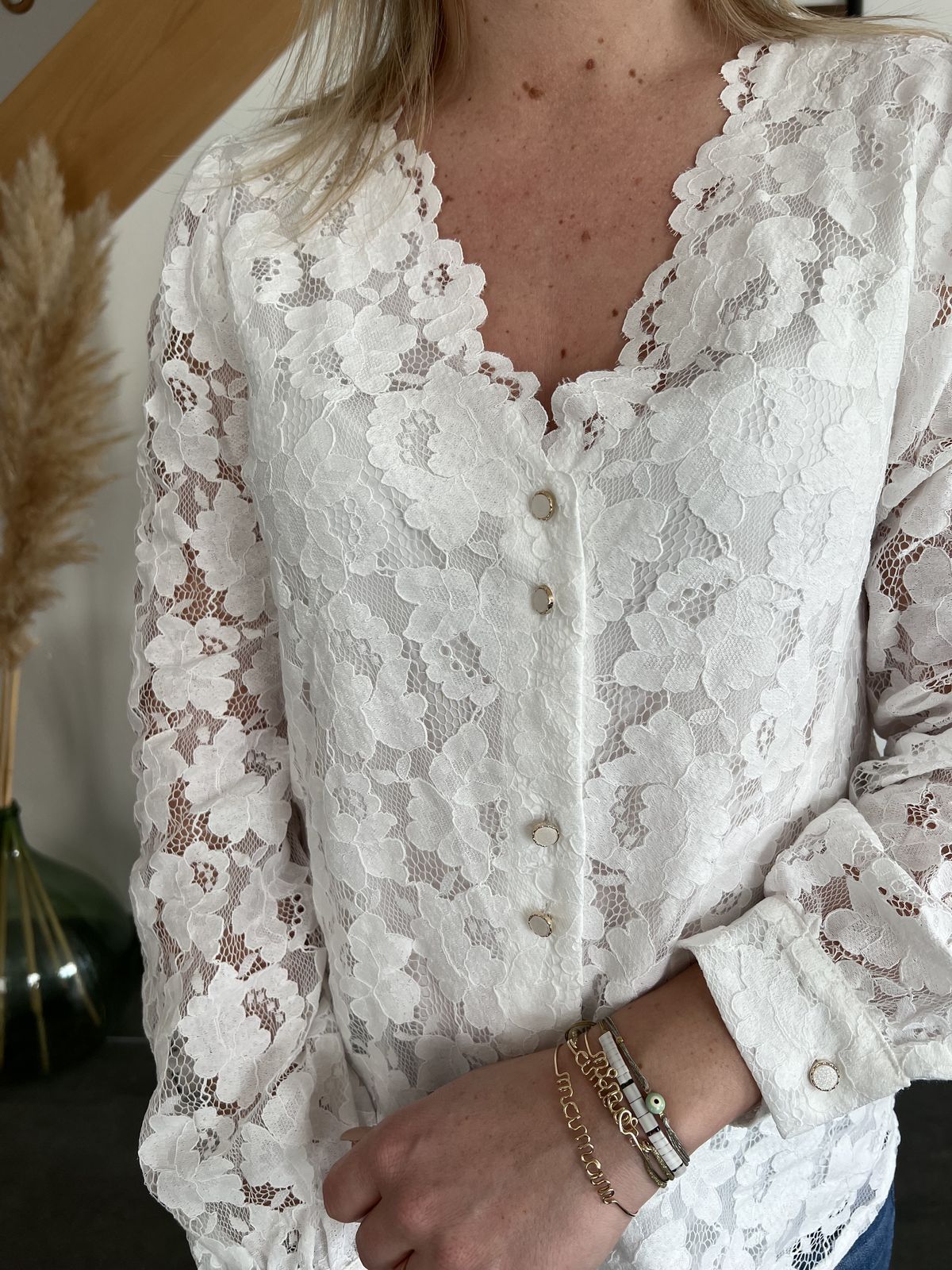 chemise en dentelle blanche de près chemise blanche à dentelle