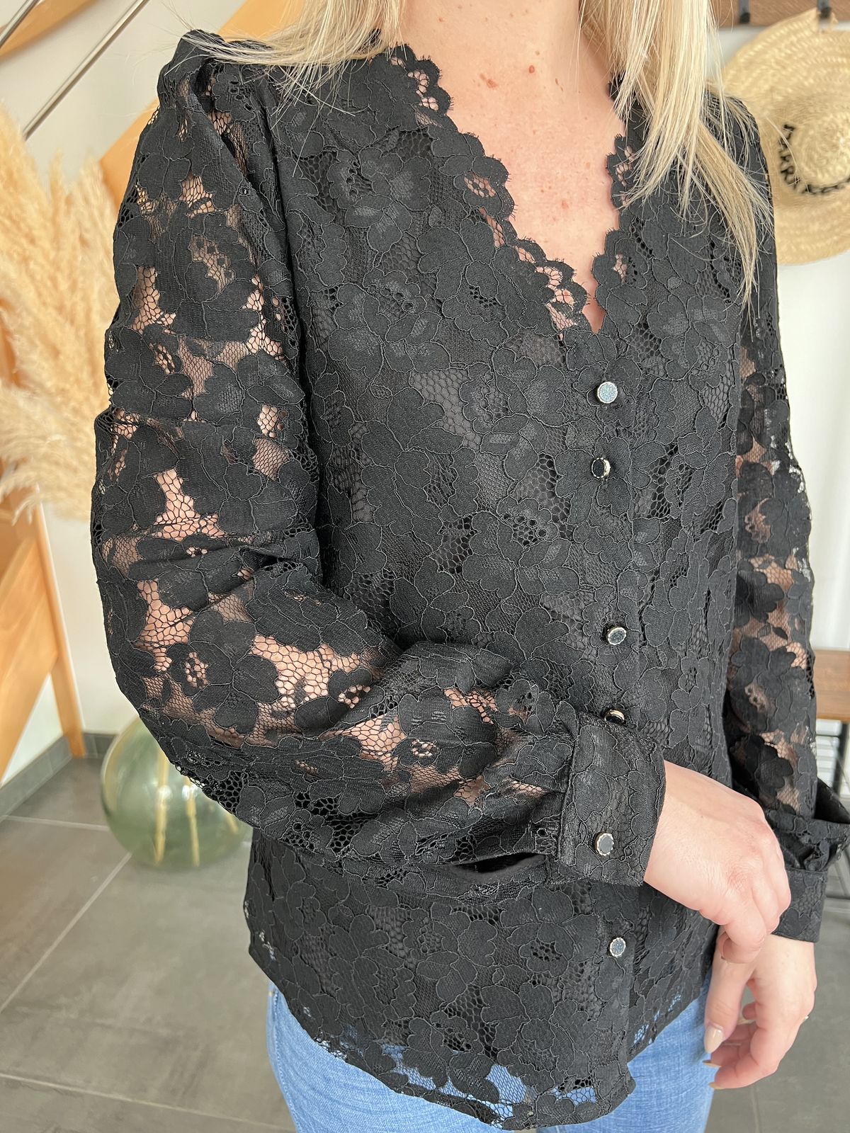 chemise en dentelle de près Chemisier noir en dentelle