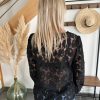 chemise en dentelle noire de dos