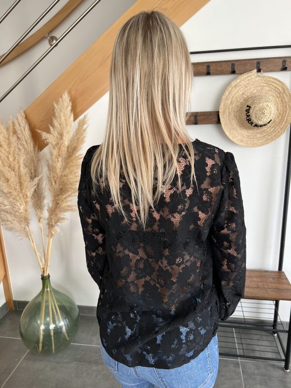 chemise en dentelle noire de dos