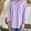 chemise lilas de près