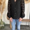 chemise noire en dentelle de face