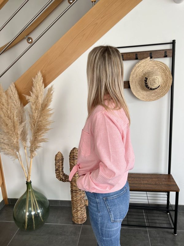 chemise rayée rose de profil