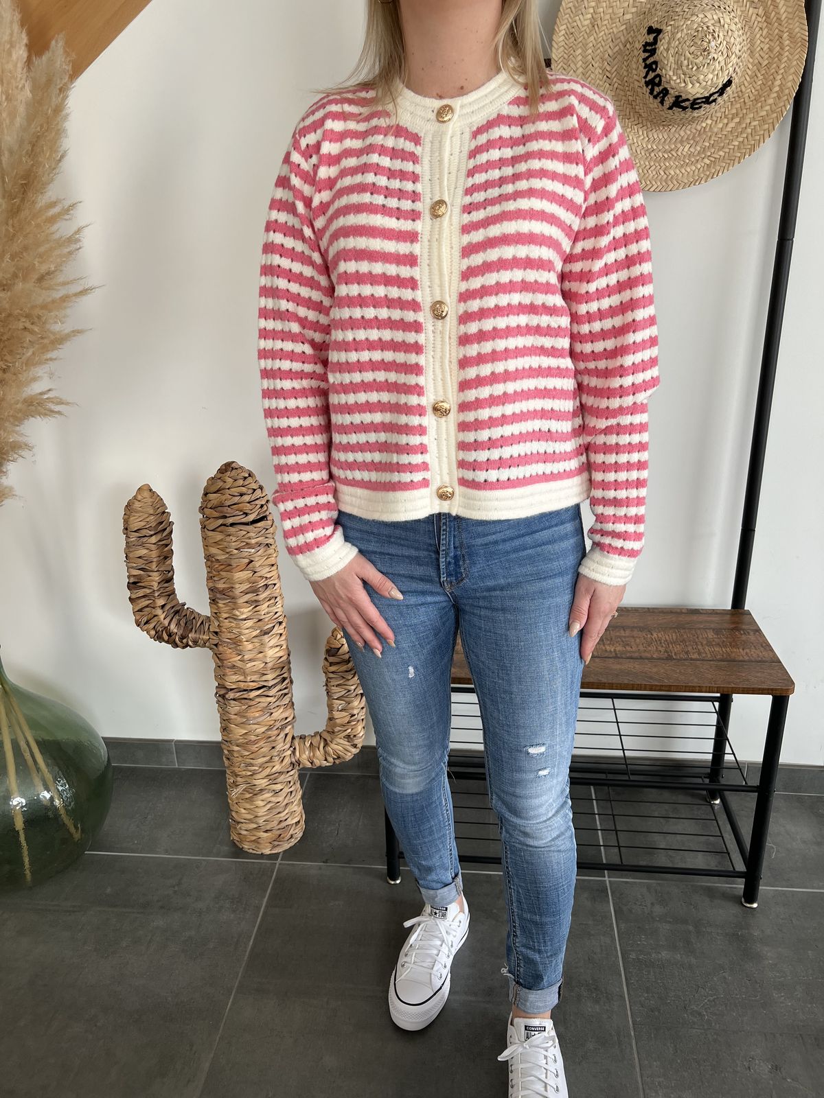 gilet à rayures rose et écru de près Gilet à rayures en maille rose