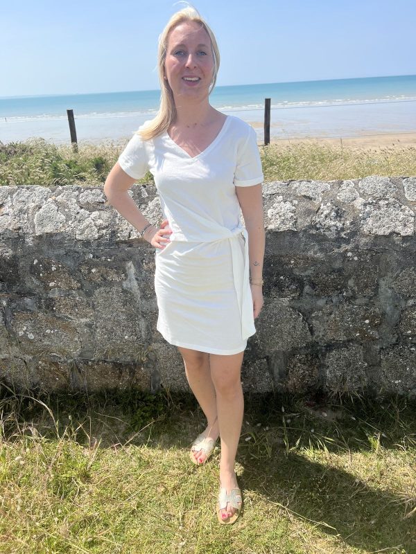 Robe courte blanche cintrée