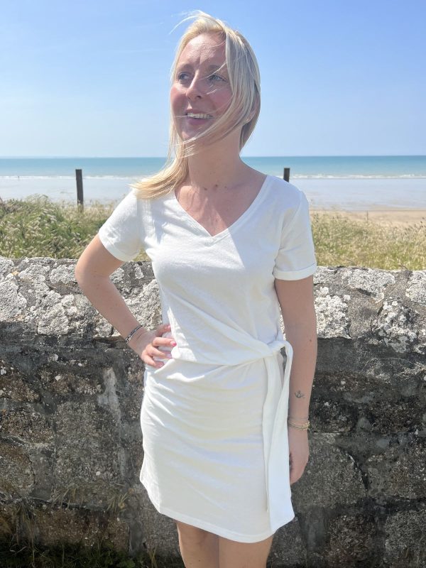Robe courte blanche cintrée