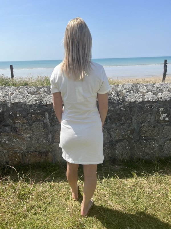 Robe courte blanche cintrée