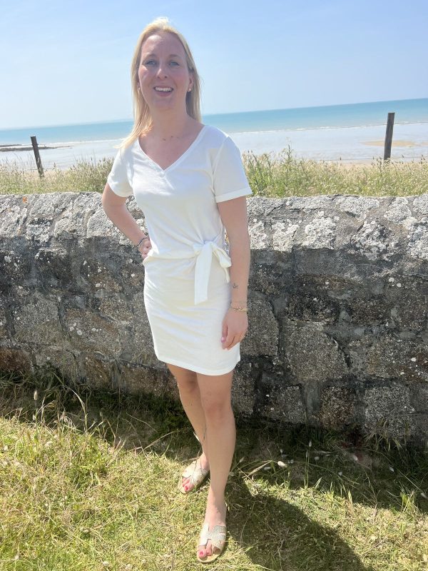 Robe courte blanche cintrée