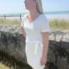 Robe courte blanche cintrée