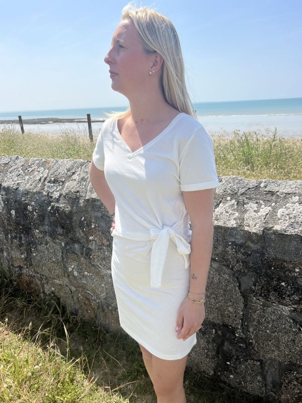 Robe courte blanche cintrée