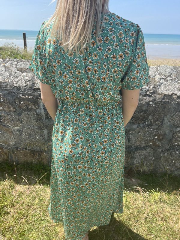 Robe verte midi à col V avec marguerite