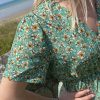 Robe verte midi à col V avec marguerite