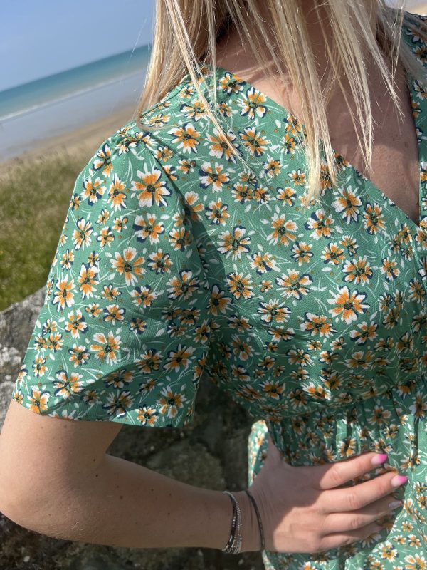 Robe verte midi à col V avec marguerite