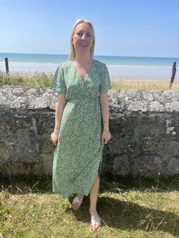 Robe verte midi à col V avec marguerite