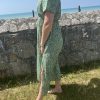 Robe verte midi à col V avec marguerite