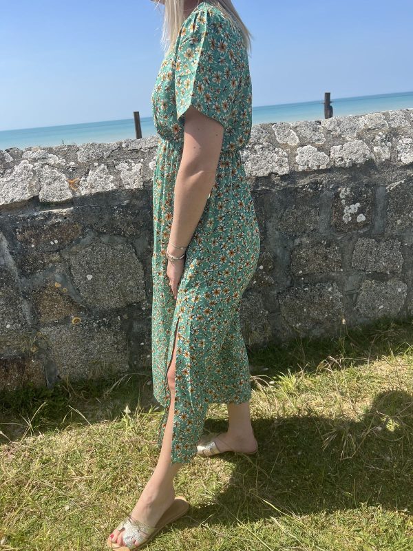 Robe verte midi à col V avec marguerite