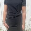 robe courte noire cintrée