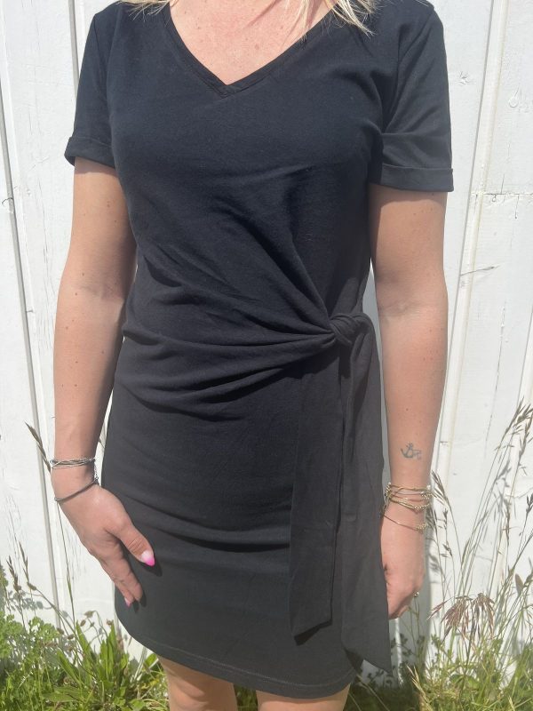 robe courte noire cintrée