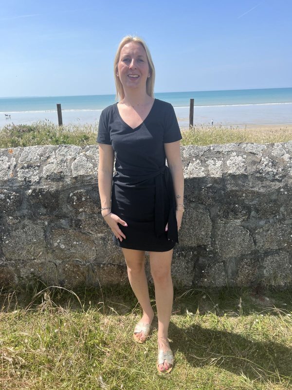 Robe courte noire cintrée