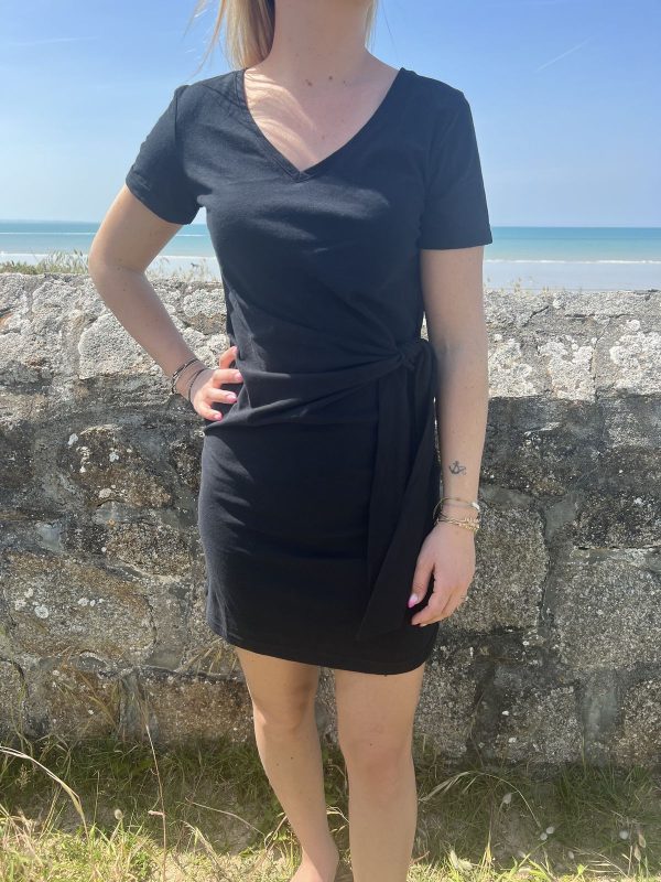 Robe courte noire cintrée