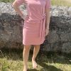 Robe courte rose cintrée