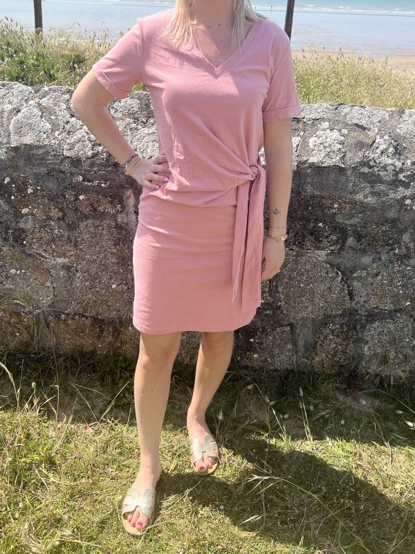 Robe courte rose cintrée