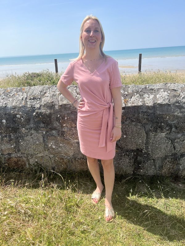 Robe courte rose cintrée