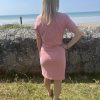 Robe courte rose cintrée