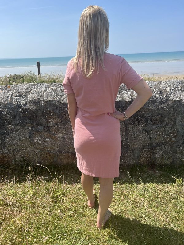 Robe courte rose cintrée