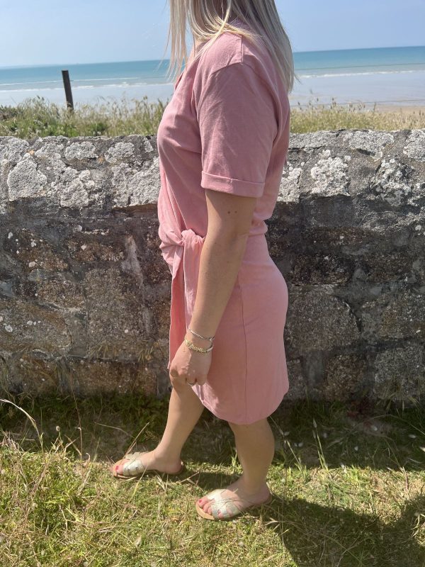 Robe courte rose cintrée