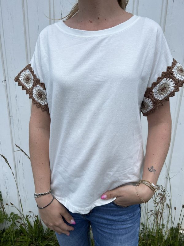 T-shirt blanc détail crochet manches