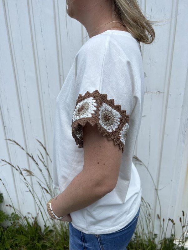 T-shirt blanc détail crochet manches