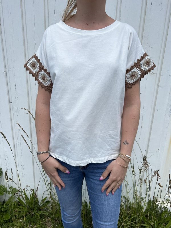 T-shirt blanc détail crochet manches