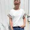 T-shirt blanc détail crochet manches