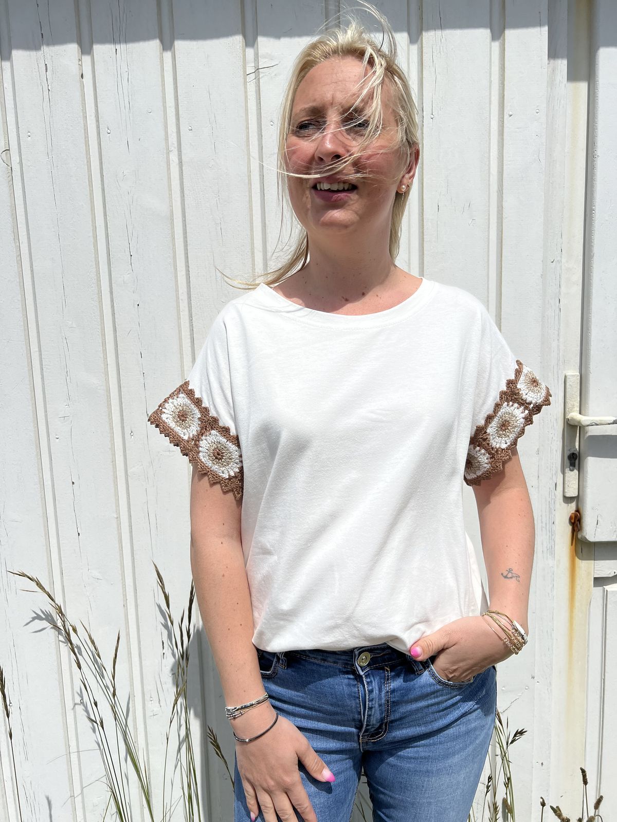 t-shirt blanc et crochet face T-shirt blanc détail crochet manches