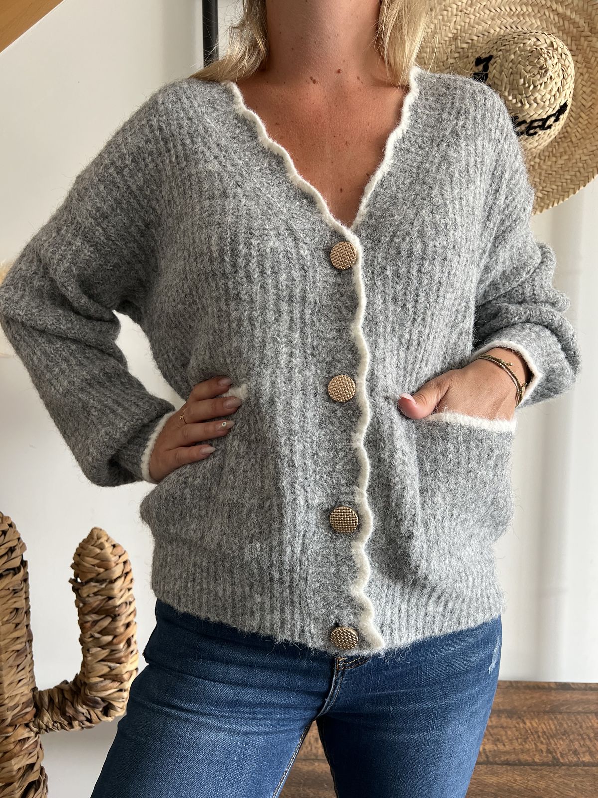 gilet gris et blanc